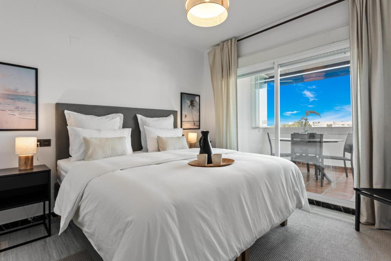 Modern Apartment - 2 Bedrooms, Beachside - Puerto Banus 马尔韦利亚 外观 照片