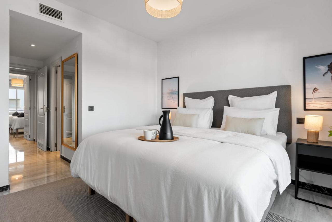 Modern Apartment - 2 Bedrooms, Beachside - Puerto Banus 马尔韦利亚 外观 照片