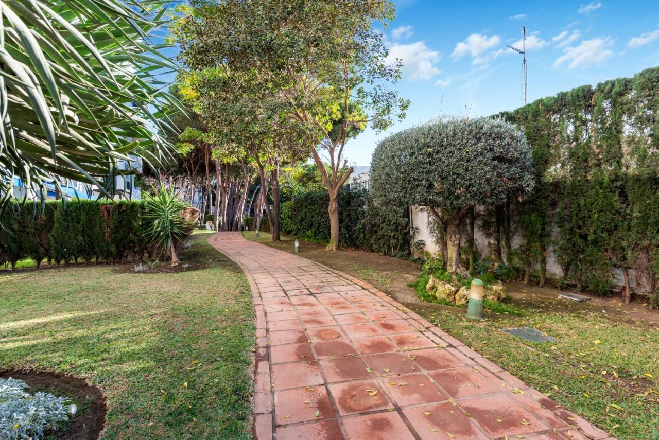 Modern Apartment - 2 Bedrooms, Beachside - Puerto Banus 马尔韦利亚 外观 照片