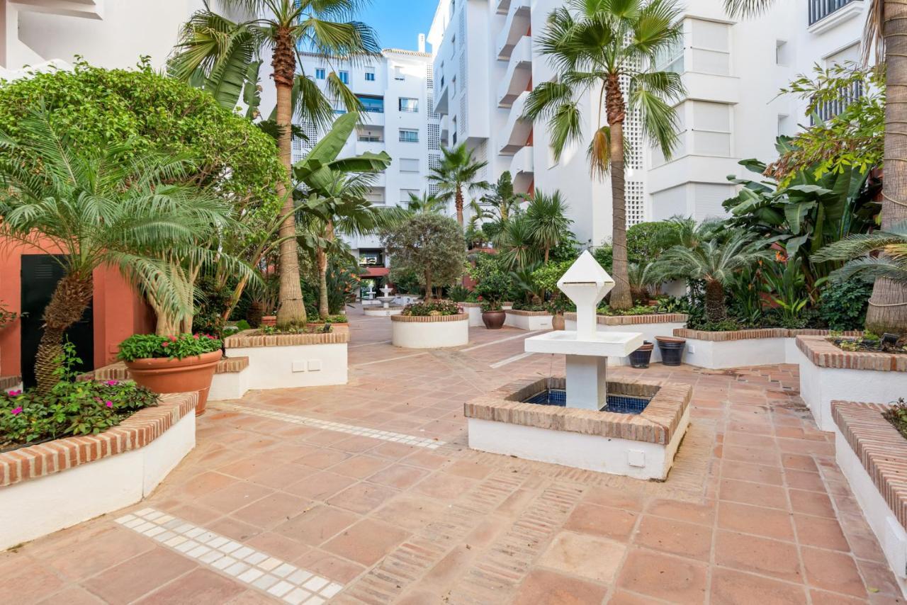 Modern Apartment - 2 Bedrooms, Beachside - Puerto Banus 马尔韦利亚 外观 照片