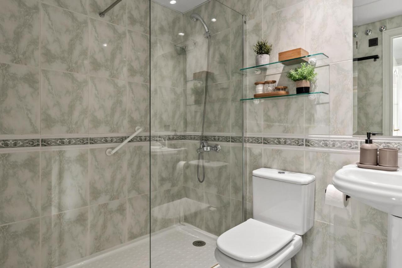 Modern Apartment - 2 Bedrooms, Beachside - Puerto Banus 马尔韦利亚 外观 照片