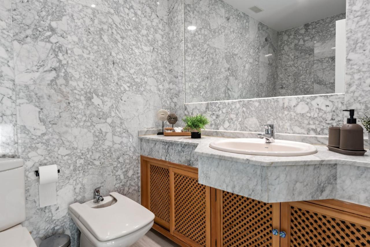 Modern Apartment - 2 Bedrooms, Beachside - Puerto Banus 马尔韦利亚 外观 照片