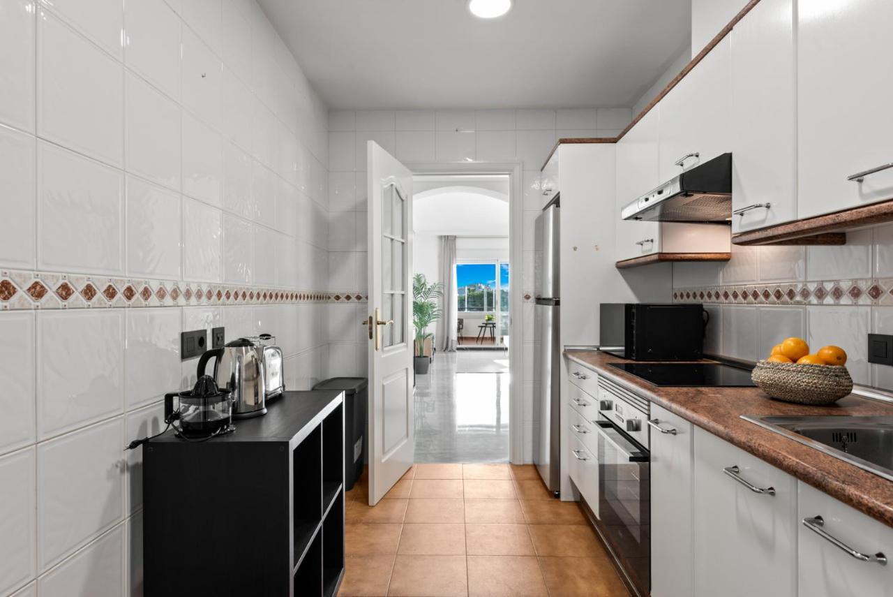 Modern Apartment - 2 Bedrooms, Beachside - Puerto Banus 马尔韦利亚 外观 照片