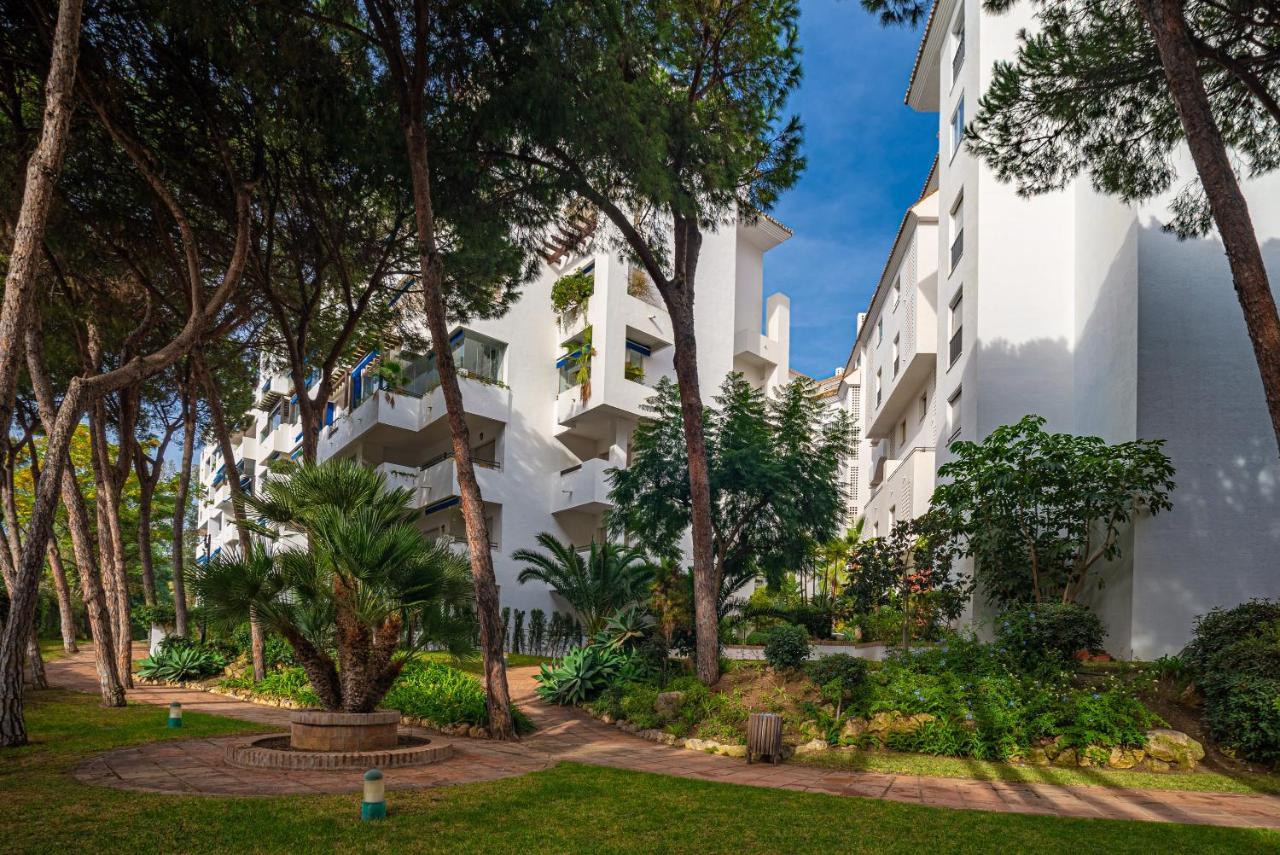 Modern Apartment - 2 Bedrooms, Beachside - Puerto Banus 马尔韦利亚 外观 照片
