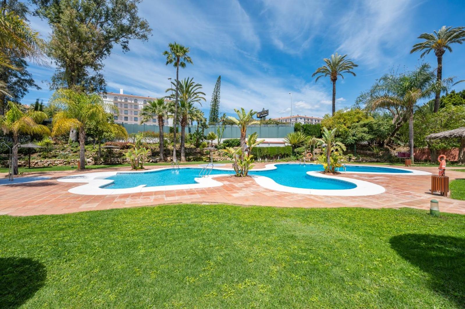 Modern Apartment - 2 Bedrooms, Beachside - Puerto Banus 马尔韦利亚 外观 照片