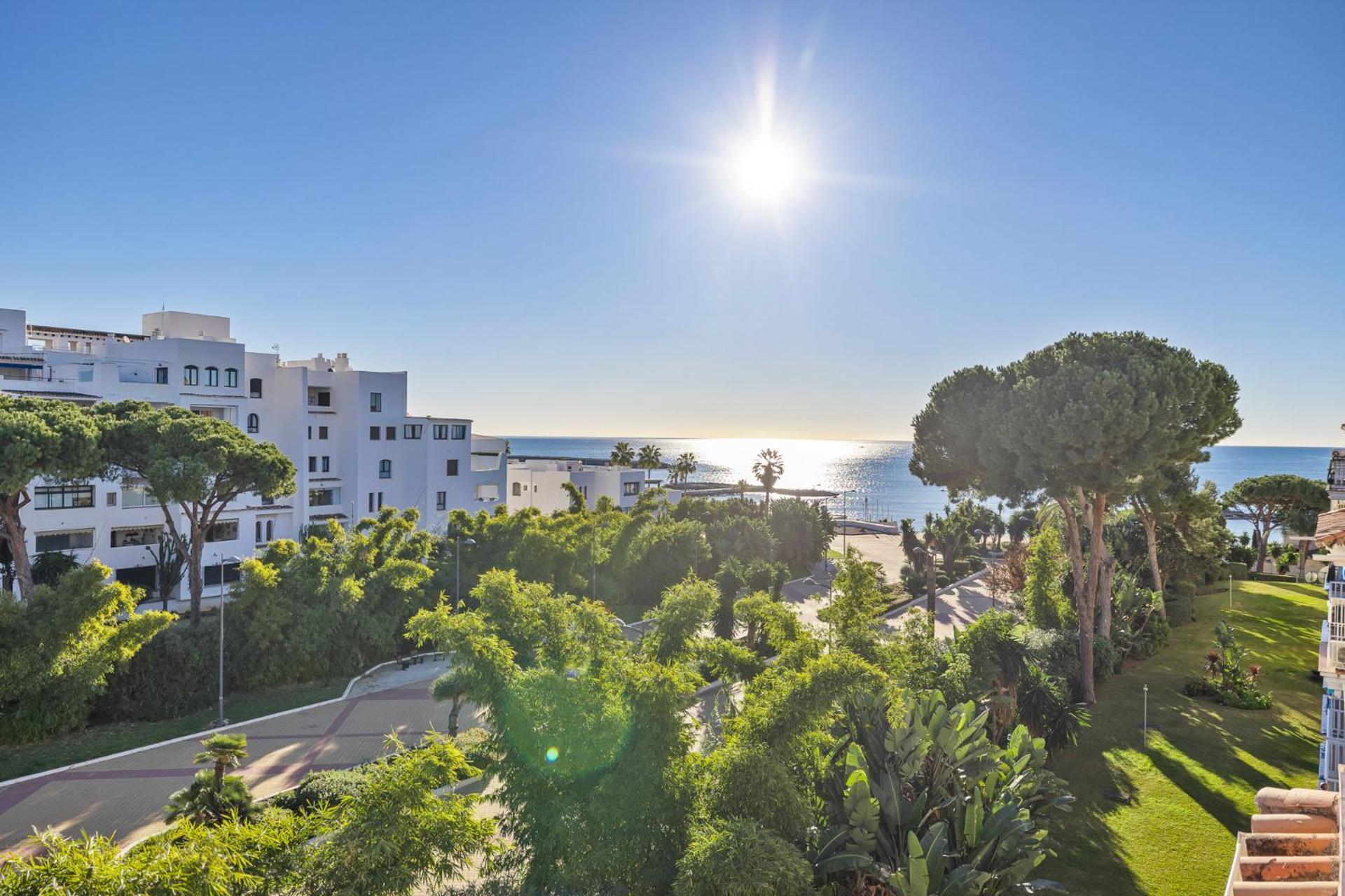 Modern Apartment - 2 Bedrooms, Beachside - Puerto Banus 马尔韦利亚 外观 照片